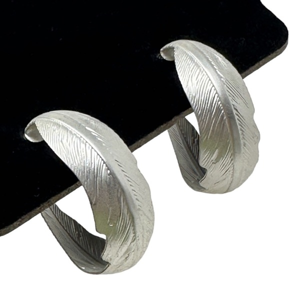 🌺 Crystal Avenue Silver Hypoallergenic 1” Feather Hoop Post Back Earrings NWT - Picture 1 of 6
